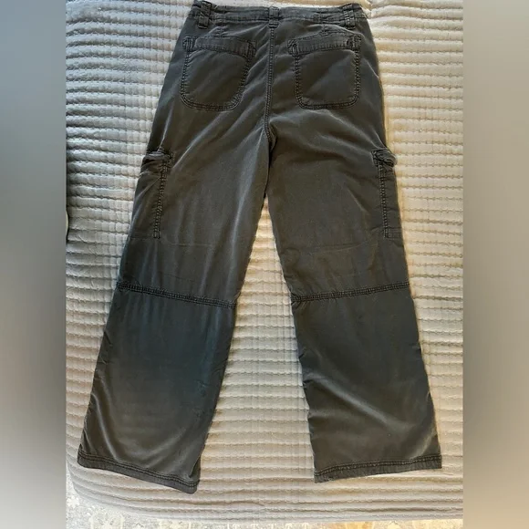 American Eagle High Rise Black Cargo Pants, size 8R - Picture 4 of 8